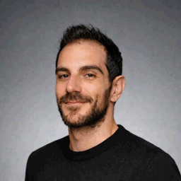 Ritratto di Cristiano Costa, designer e AI strategist